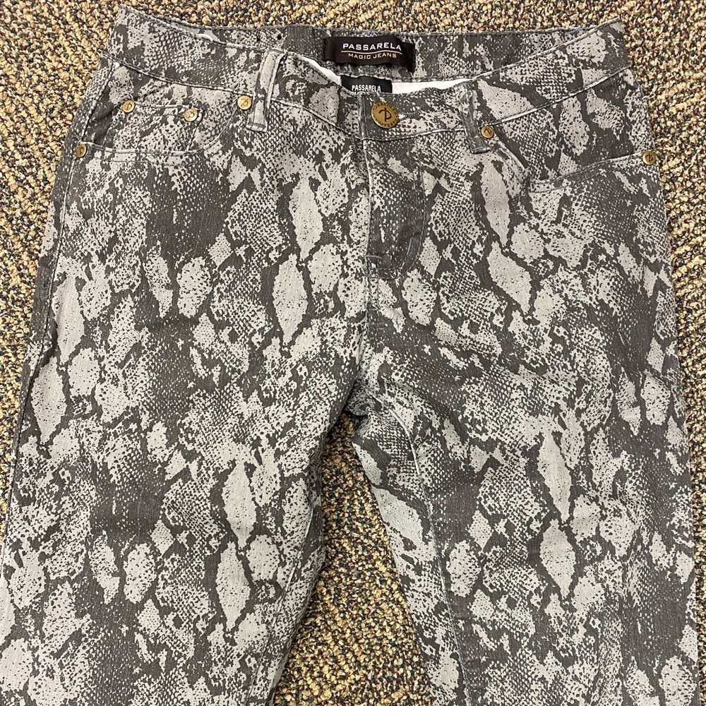 Passarela black and grey snakeskin print magic skinny jeans